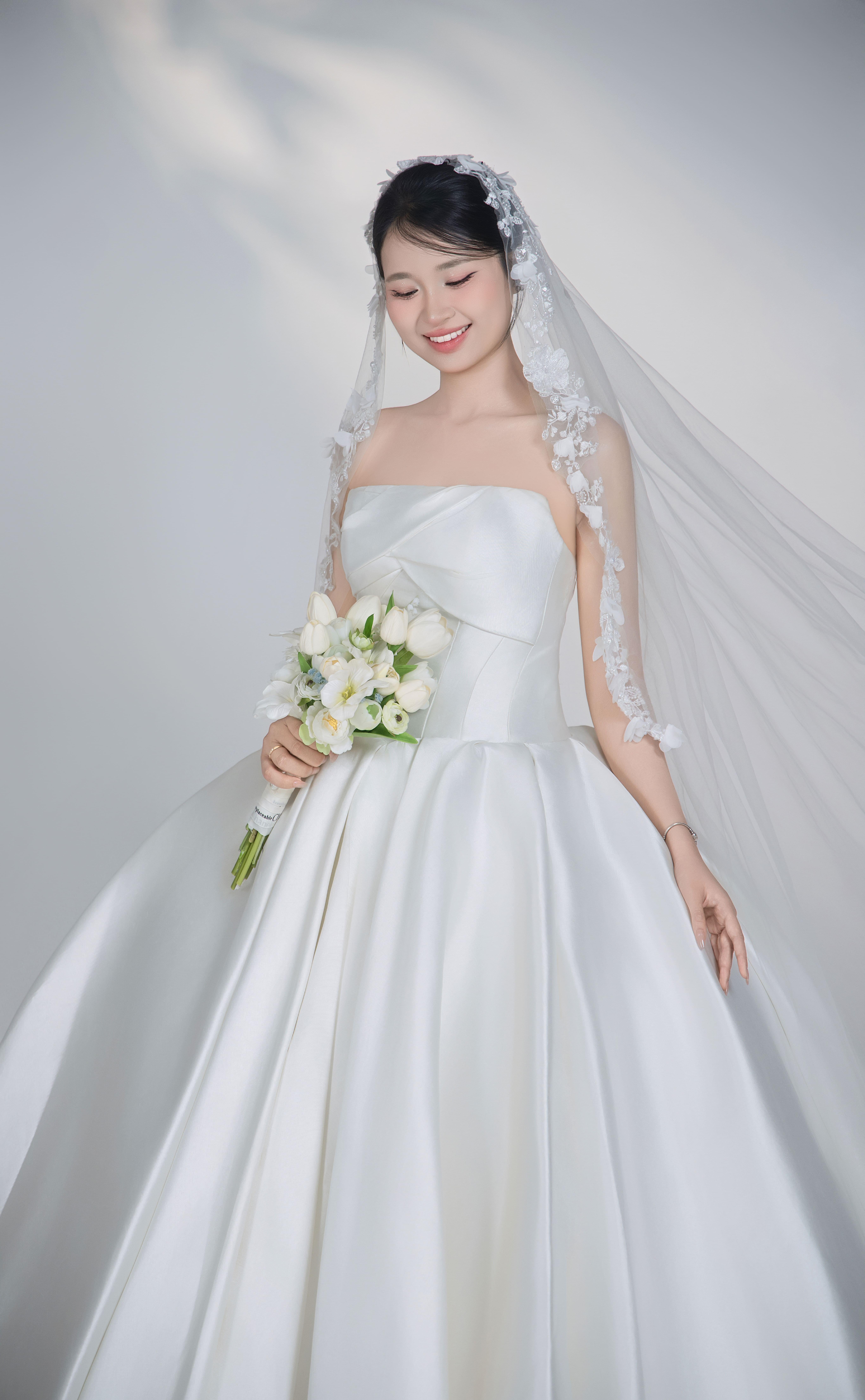 {{ $t('start.brideName') }}